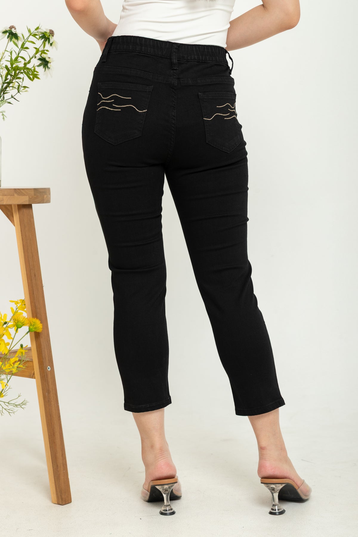 Cropped Black Jeans s379