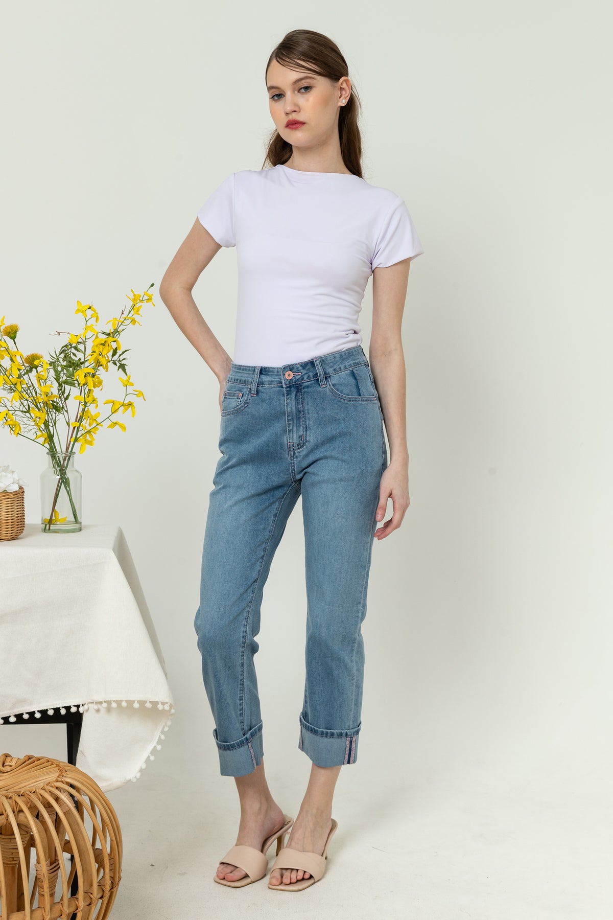 Cropped Light Blue Jeans s415